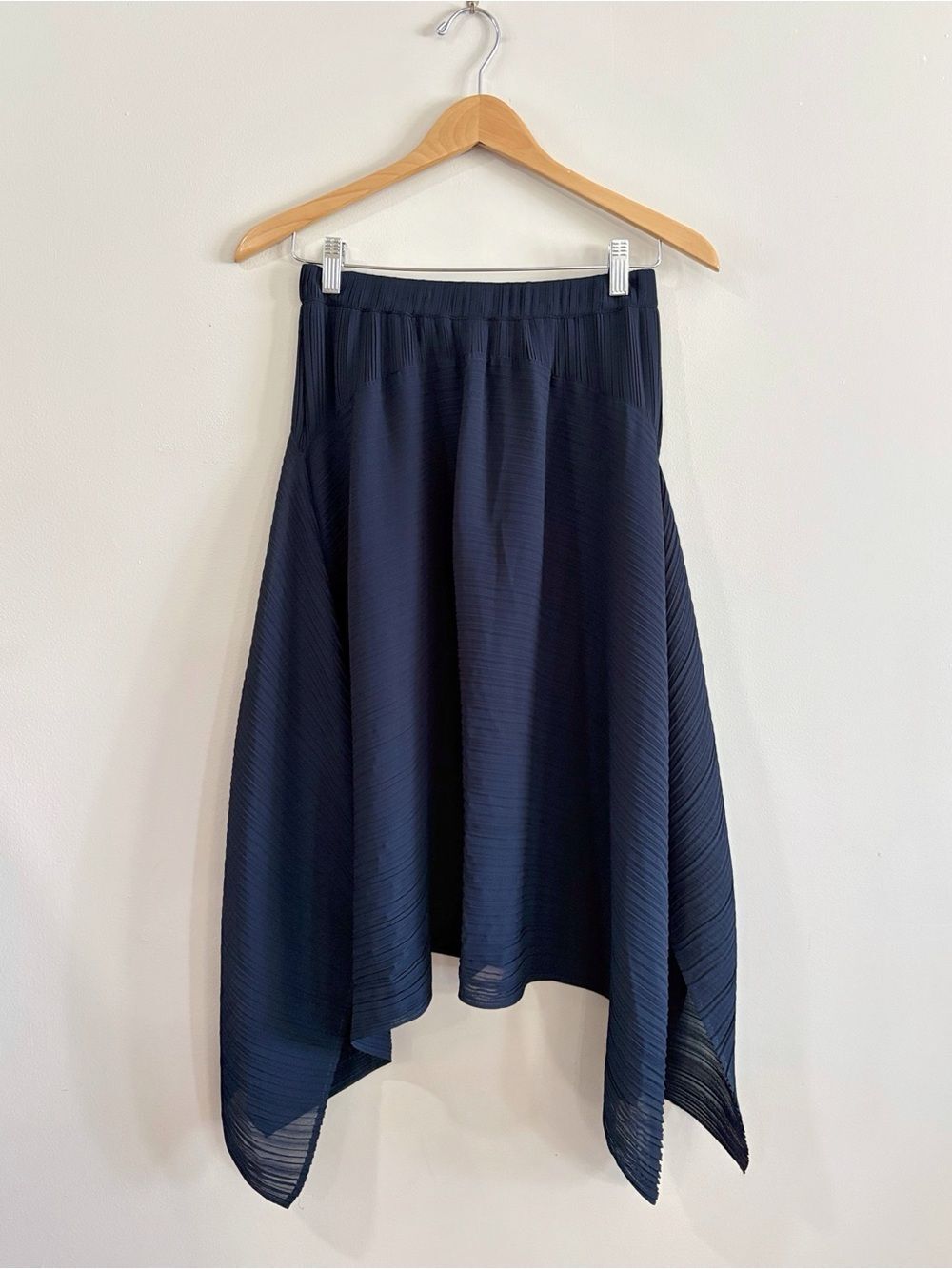 Club Monaco Navy Asymmetrical Sheer Flowy Skirt Lined Women 00 Quiet Luxury